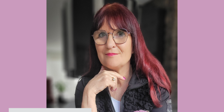 Petra Pflaum-Heinz mit Wolle in der Hand, nachdenklich blickend