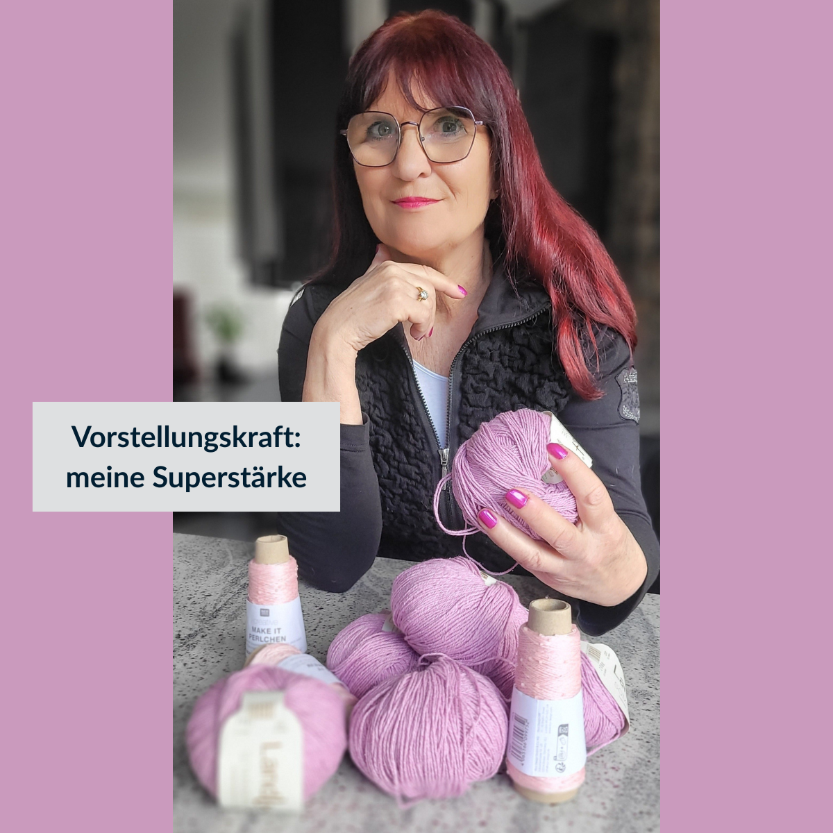 Petra Pflaum-Heinz mit Wolle in der Hand, nachdenklich blickend